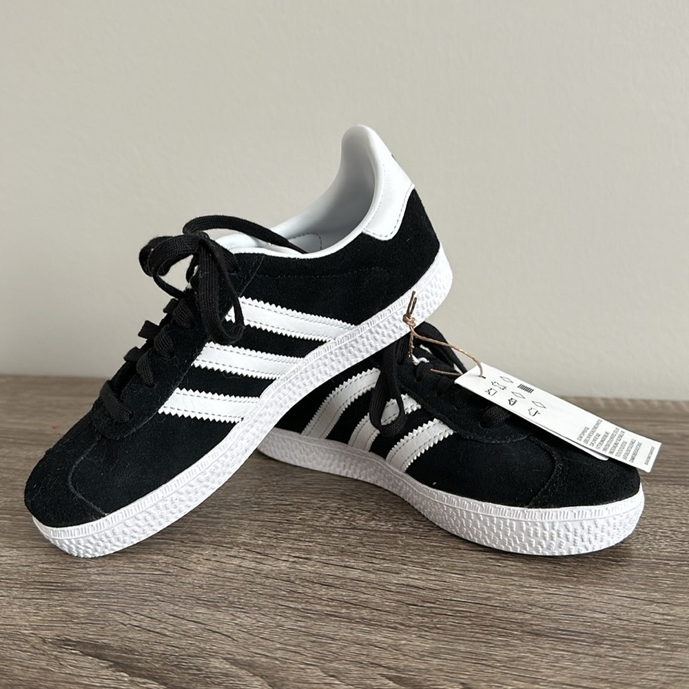 Kid’s Adidas OG Gazelle Grade School Sneaker Size 1 in Black and White